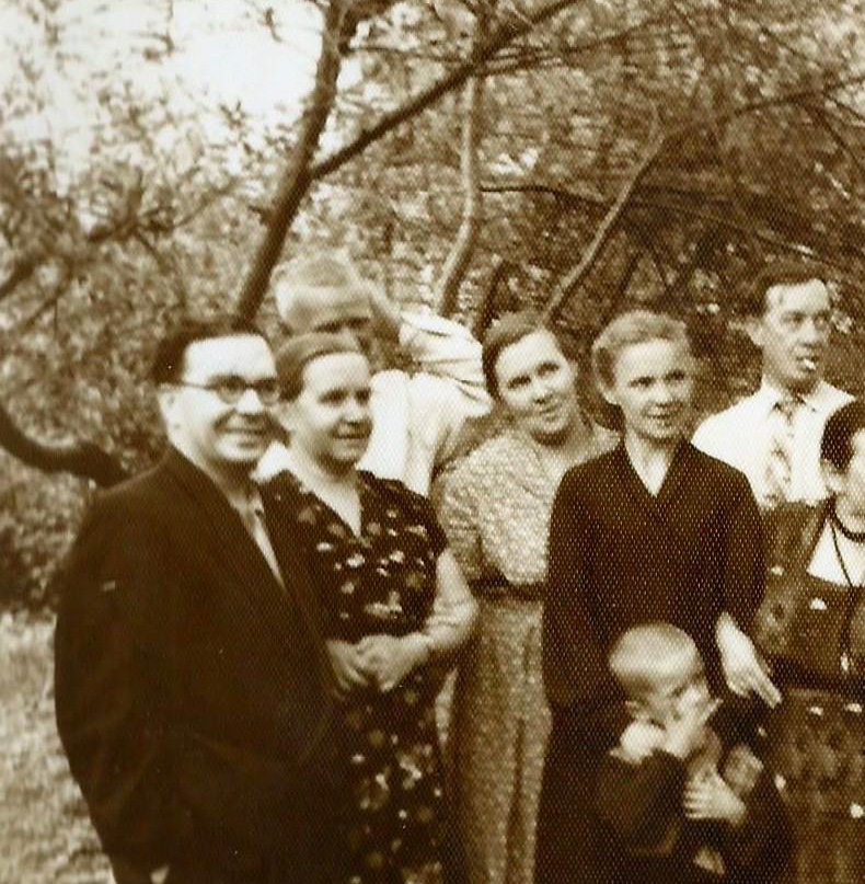 Это групповой снимок семьи. Первый слева Сергей Крылов, сын отца Василия (отец внучки отца Василия — Елены Королёвой), вторая Антонина, третья Зоя, четвертый Борис. Впереди стоит мама Елены Королёвой и брат. Фото 60-х гг.