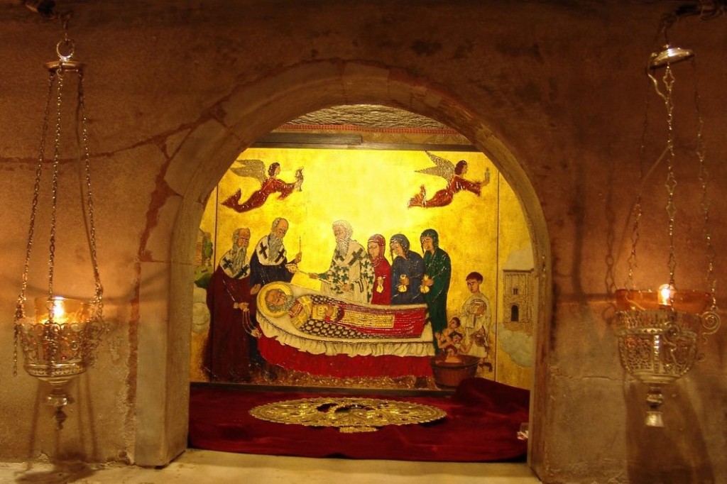 Ниша в гробнице с мощами Св. Николая. Бари